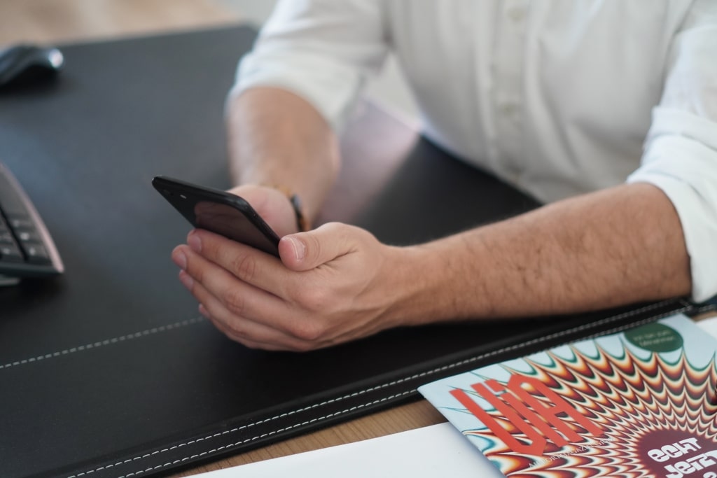 Hände halten Smartphone