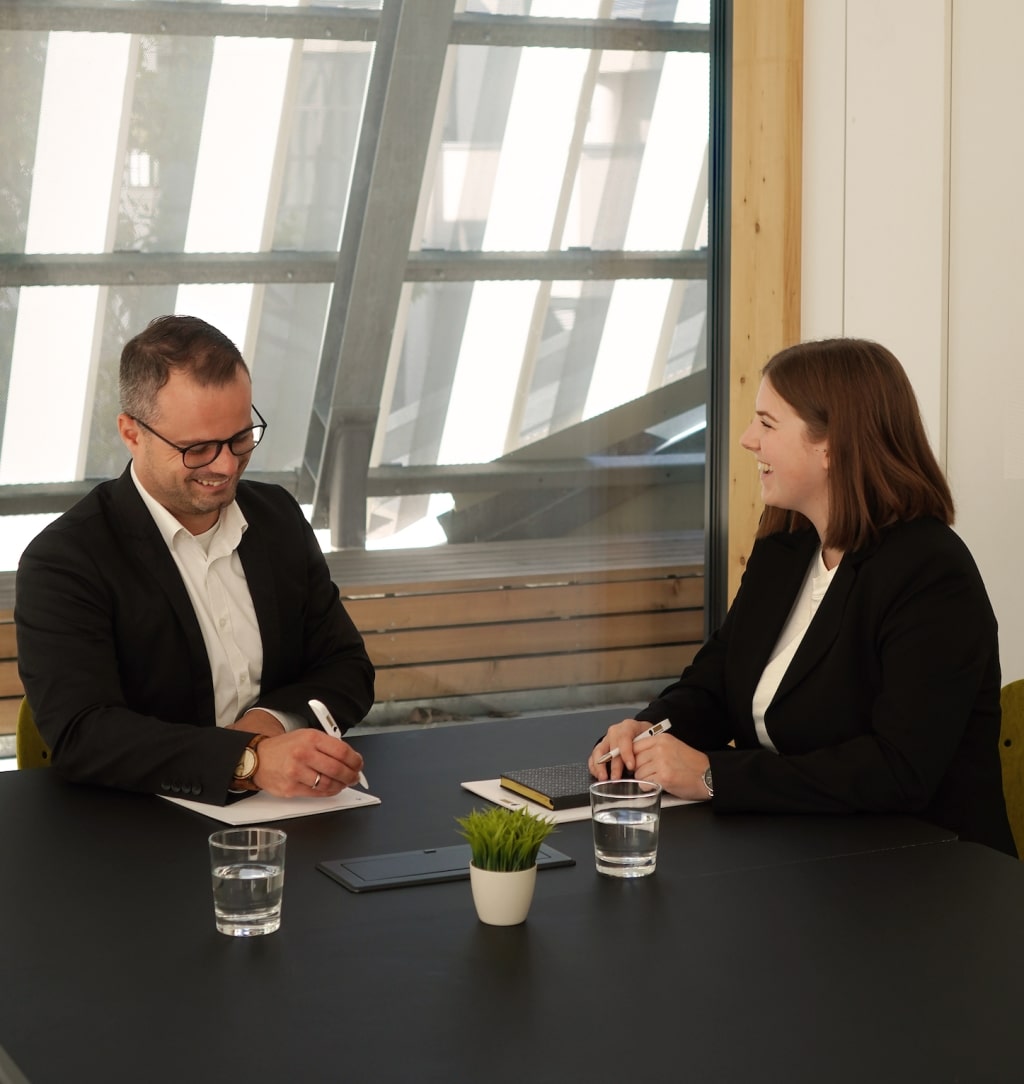 Mann und Frau führen Bewerbungsgespräch